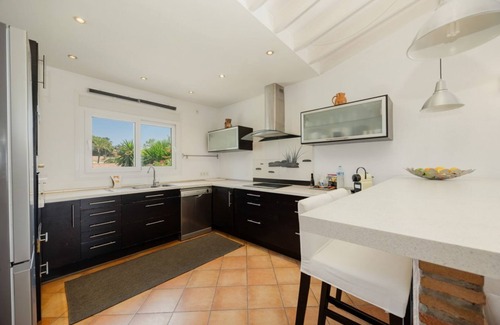 Urbanizacion Costabella Apartamento | Casa Azura: A pie de playa con terraza, jardín, barbacoa y garaje privados
