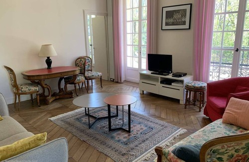 Chatou Casa | IN THE Village OF Yvelines- A Furnished Mansion ON Croissy Sur- seine