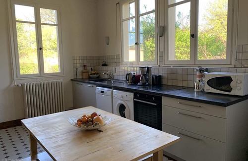 Chatou Casa | IN THE Village OF Yvelines- A Furnished Mansion ON Croissy Sur- seine