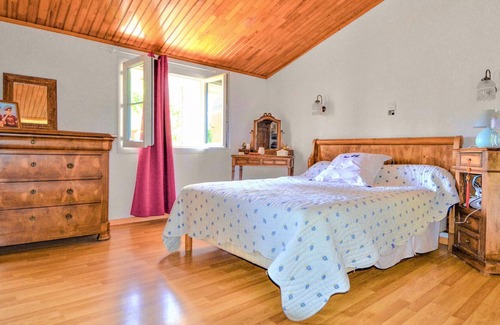 Suze-la-Rousse Casa | In this beautiful vacation home with pool you can enjoy a relaxing vacation.