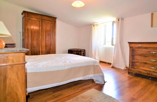 Suze-la-Rousse Casa | In this beautiful vacation home with pool you can enjoy a relaxing vacation.