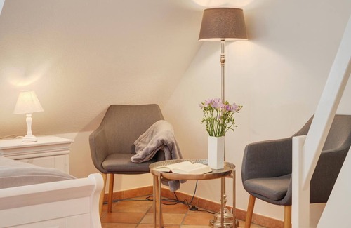 Gulde Apartamento | En esta hermosa suite junior para dos personas, certificada con 3 estrellas por DTV, hay una habitación con cama doble (140x200 cm), una cocina y un balcón con vista al campo.