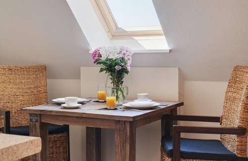 Gulde Apartamento | En esta hermosa suite junior para dos personas, certificada con 3 estrellas por DTV, hay una habitación con cama doble (140x200 cm), una cocina y un balcón con vista al campo.