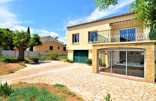 Saint-Laurent-La-Vernede Casa | In this beautiful cottage with jacuzzi you can enjoy a relaxing vacation.