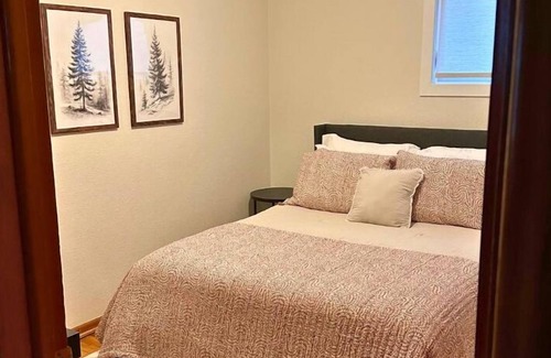 Elbow Lake Casa | In Town - Close to Hospital, Maplewood Manor, 2 Churches, Splash Pad, & Parks.