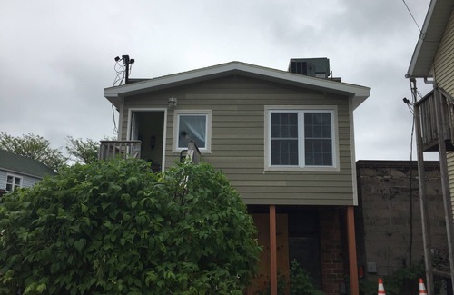 Charlevoix Apartamento | In town contemp , artsy hideaway—walk to 2 lakes and everything else!