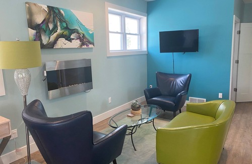 Charlevoix Apartamento | In town contemp , artsy hideaway—walk to 2 lakes and everything else!