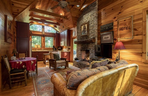 Highlands Casa | IN TOWN PARADISE !