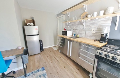 Norway Apartamento | In unit laundry. AC, Modern Studio with desk and parking