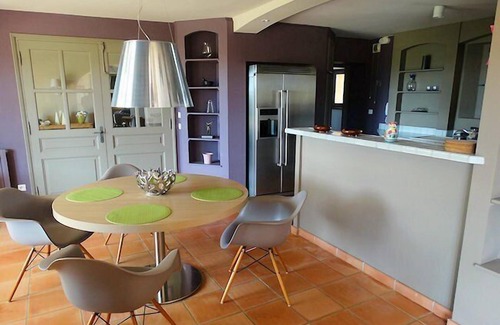 Violes Casa | In Violès, Vaucluse, exceptional vacation home, air-conditioned, heated pool.