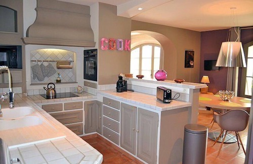 Violes Casa | In Violès, Vaucluse, exceptional vacation home, air-conditioned, heated pool.