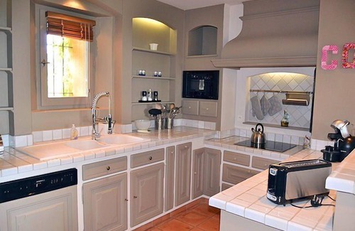 Violes Casa | In Violès, Vaucluse, exceptional vacation home, air-conditioned, heated pool.