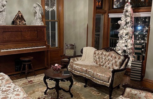 Manistee Cama Y Desayuno | The Chandelier Bed & Breakfast ROOM #1
