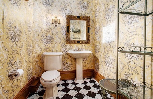 Manistee Cama Y Desayuno | The Chandelier Bed & Breakfast ROOM #1