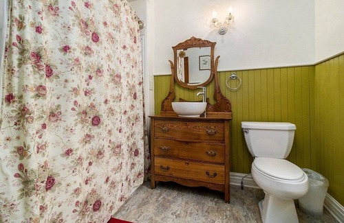 Manistee Cama Y Desayuno | The Chandelier Bed & Breakfast ROOM #1