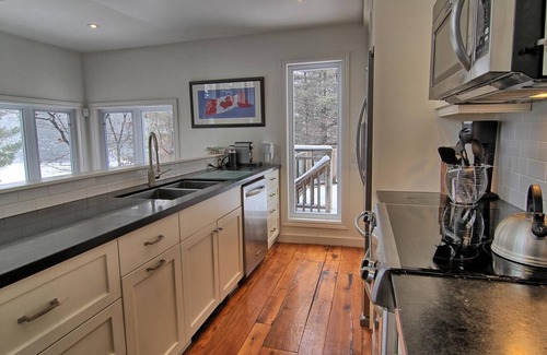 Dorset Cabaña | Incl Water Trampoline, Overlooking Lake of Bays! All Day Sun! Hot Tub!