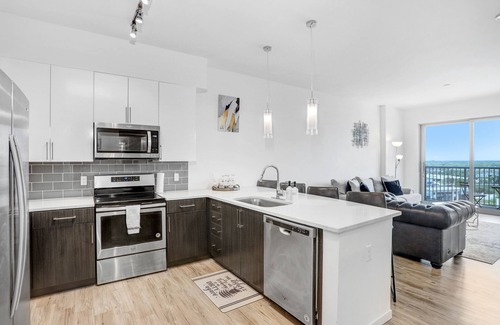 Channel District Apartamento | Includes access to top of the line Gym, Luxary Pool, & City View Sky Lounge