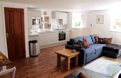Cookham Dean Cabaña | Inclusive, child-friendly, dogs welcome, garden area, near pubs/river/golf