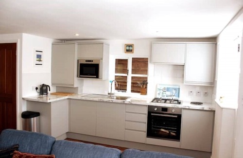 Cookham Dean Cabaña | Inclusive, child-friendly, dogs welcome, garden area, near pubs/river/golf