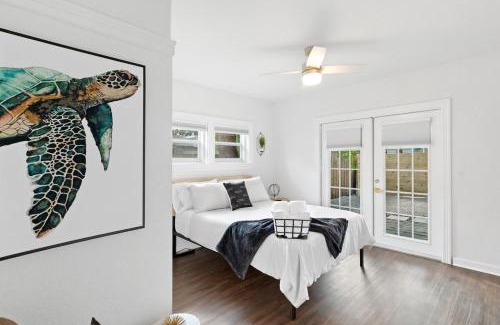 Parrot Cove Casa | Incredible 3br Home with Yard near Beach and Downtown