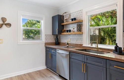 Parrot Cove Casa | Incredible 3br Home with Yard near Beach and Downtown