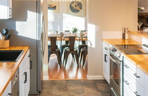 Anchorage Casa | Incredible Cinema, Warm Sauna, Relaxing King Beds!