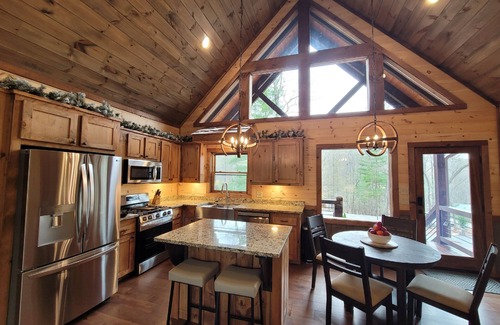 Morganton Cabina | Incredible firepit, luxurious cabin, indoor&outdoor fireplaces. Minutes to town.