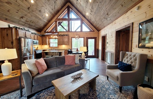 Morganton Cabina | Incredible firepit, luxurious cabin, indoor&outdoor fireplaces. Minutes to town.