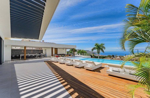 Costa Adeje Chalet De Esquí | Espectacular villa de lujo en Adeje para pasar unas vacaciones inolvidables