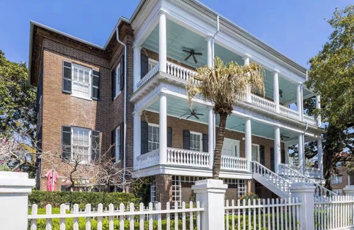 Harleston Village Condominio | Incredible Monthly Downtown Historic Luxury Condo by MUSC - Walk to Everything