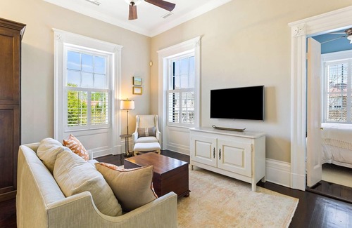 Harleston Village Condominio | Incredible Monthly Downtown Historic Luxury Condo by MUSC - Walk to Everything
