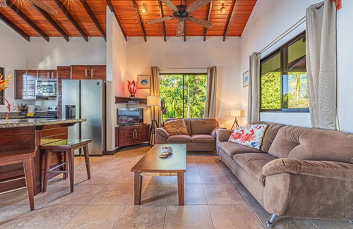 Dominical Villa | Olas Azul: preciosas vistas al océano y las montañas, comunidad cerrada, piscina privada
