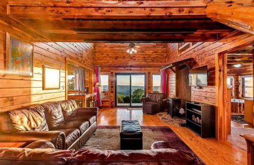 Harrison Casa | Incredible Pet-Friendly Cabin Located on Top of a Magnificent Mountain in Compton, AR