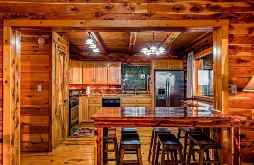 Harrison Casa | Incredible Pet-Friendly Cabin Located on Top of a Magnificent Mountain in Compton, AR