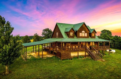 Harrison Casa | Incredible Pet-Friendly Cabin Located on Top of a Magnificent Mountain in Compton, AR