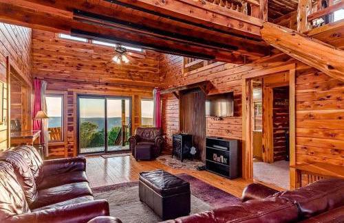 Harrison Casa | Incredible Pet-Friendly Cabin Located on Top of a Magnificent Mountain in Compton, AR