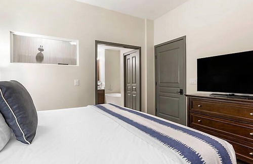 The Village Hotel | Increíble Resort - ¡El Club en Big Bear Village!