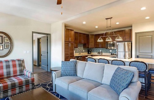 The Village Hotel | Increíble Resort - ¡El Club en Big Bear Village!