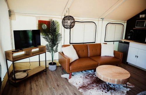 Cadiz Otro | Incredible Safari Tent with Hot-tub, Fire Pit and Sauna in Cadiz, Kentucky