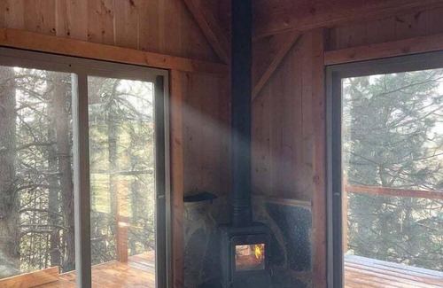 Moscow Casa | Incredible Timber Tree House with Wood-Fired Hot Tub Nestled in the Trees for a Unique Romantic Getaway in Moscow, Idaho