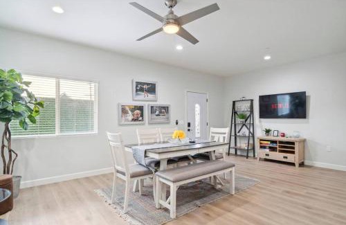 Midway City Casa | Incredible Value for 12 guests, New 3BR Home by Disneyland, Knott's, Beach