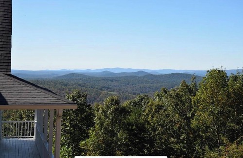 Dahlonega Casa | Incredible views, 6BR, game room, fire pit, bunk room, great location!!