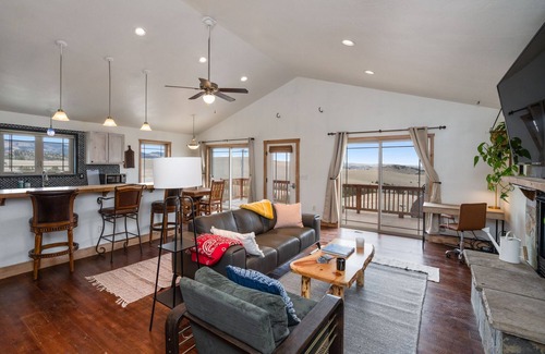 Three Forks Casa | INCREDIBLE VIEWS + FAST WIFI, 10 private acres