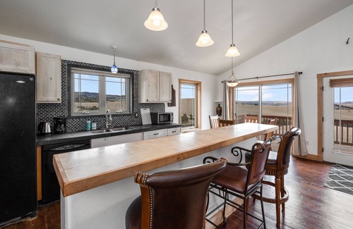 Three Forks Casa | INCREDIBLE VIEWS + FAST WIFI, 10 private acres