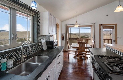 Three Forks Casa | INCREDIBLE VIEWS + FAST WIFI, 10 private acres