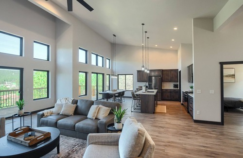 Sturgis Cabina | Incredible Views from Multi-Level Deck, Paved Roads, Hot Tub, Spacious Home!