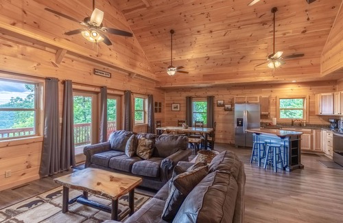 Bryson City Cabina | Incredible Views, Hot Tub, Pool Table, Waterfalls, Hiking