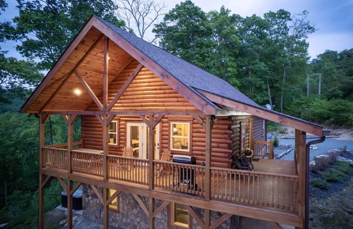 Bryson City Cabina | Incredible Views, Hot Tub, Pool Table, Waterfalls, Hiking