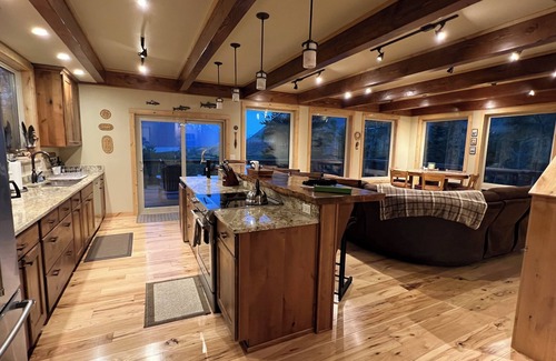 Cooper Landing Casa | ¡Vistas increíbles del río Kenai y las montañas, Home se encuentra en 5 acres privados!