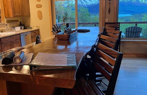 Cooper Landing Casa | ¡Vistas increíbles del río Kenai y las montañas, Home se encuentra en 5 acres privados!